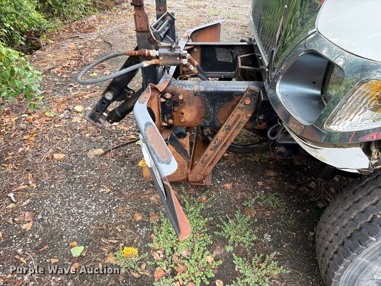 image for item FU4648 2005 International 7300 truck cab and chassis