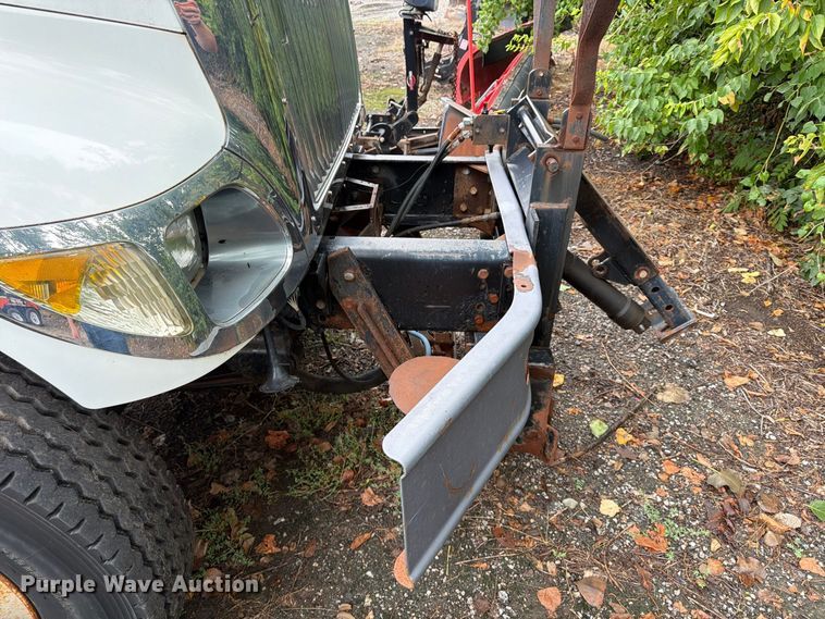 image for item FU4648 2005 International 7300 truck cab and chassis