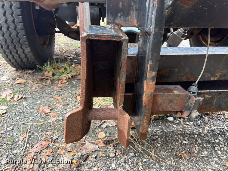 image for item FU4648 2005 International 7300 truck cab and chassis