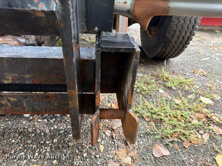 image for item FU4648 2005 International 7300 truck cab and chassis