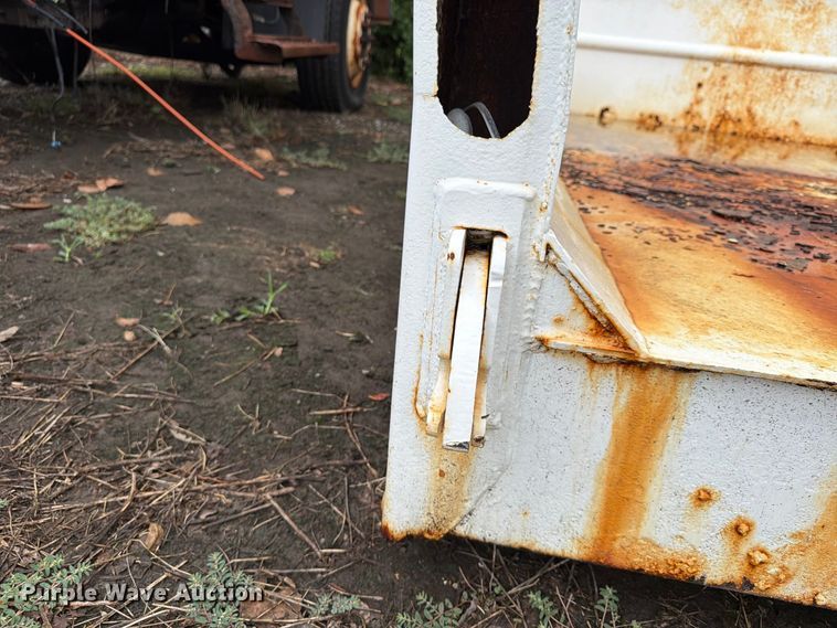 image for item FU4648 2005 International 7300 truck cab and chassis