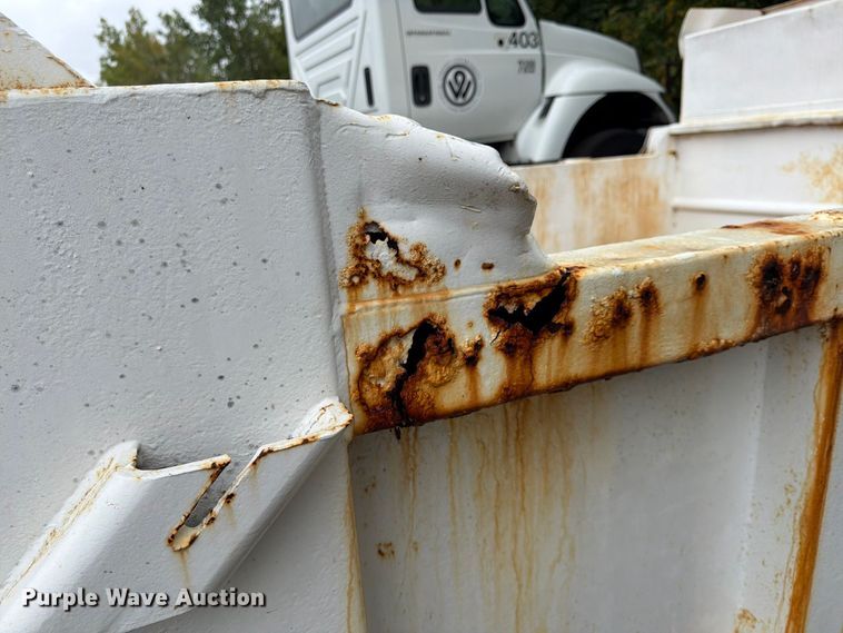 image for item FU4648 2005 International 7300 truck cab and chassis