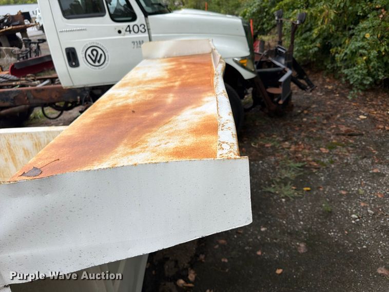 image for item FU4648 2005 International 7300 truck cab and chassis