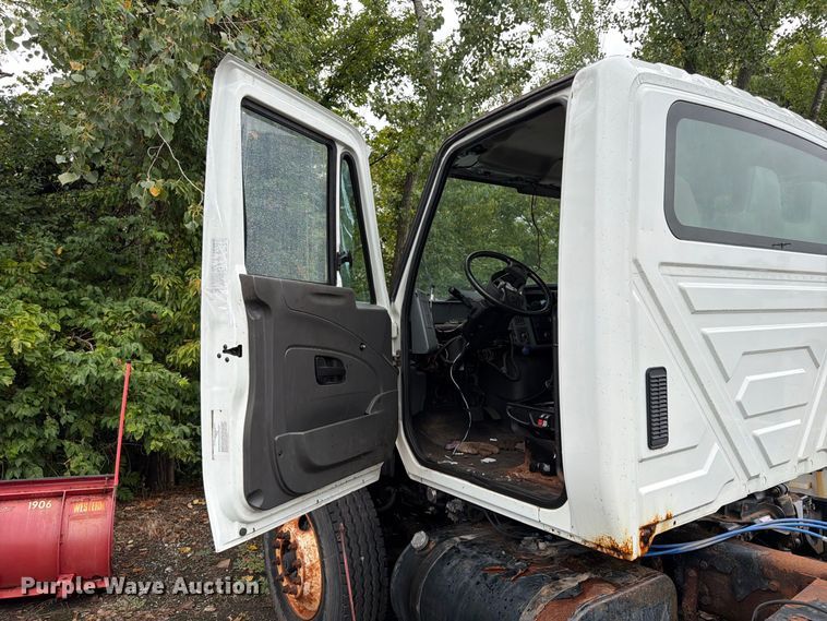 image for item FU4648 2005 International 7300 truck cab and chassis