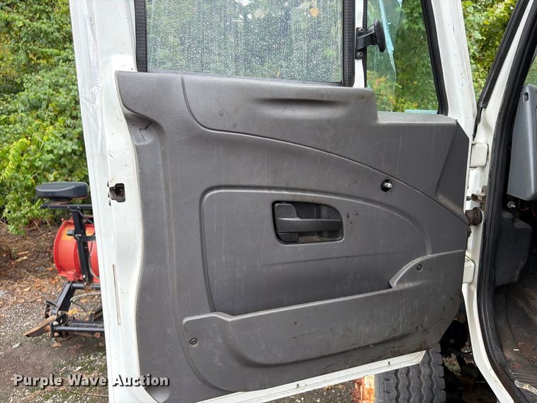 image for item FU4648 2005 International 7300 truck cab and chassis