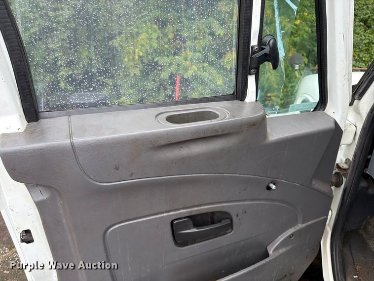 image for item FU4648 2005 International 7300 truck cab and chassis