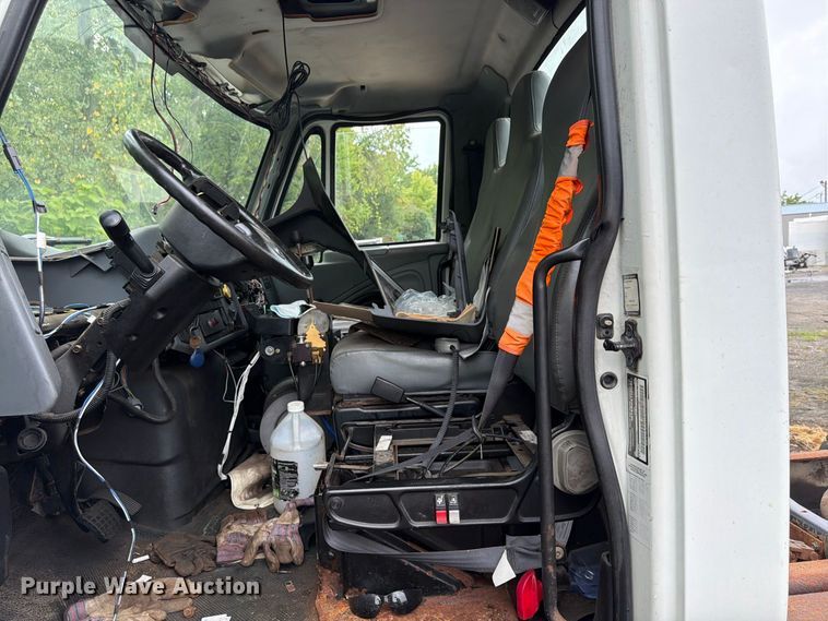 image for item FU4648 2005 International 7300 truck cab and chassis