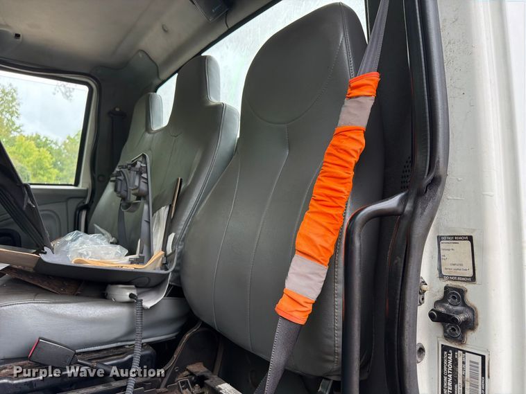 image for item FU4648 2005 International 7300 truck cab and chassis
