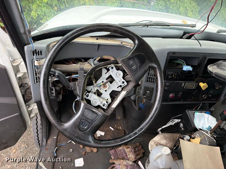 image for item FU4648 2005 International 7300 truck cab and chassis