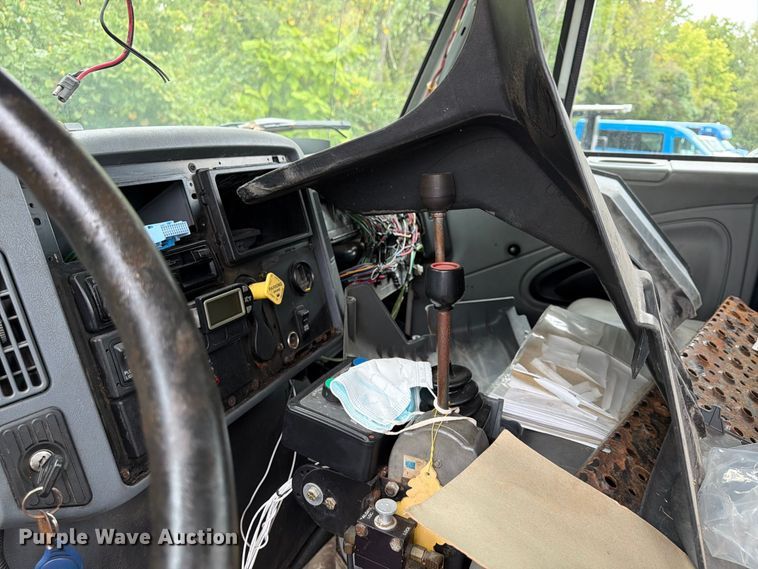 image for item FU4648 2005 International 7300 truck cab and chassis
