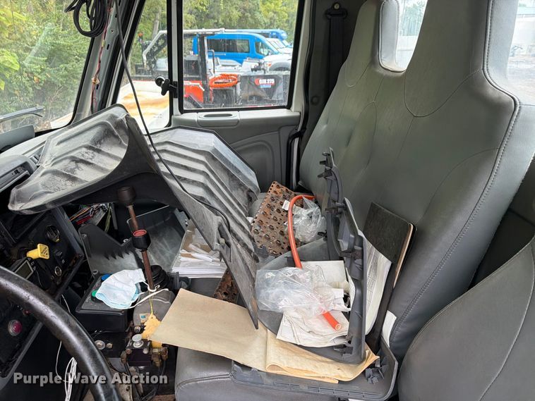 image for item FU4648 2005 International 7300 truck cab and chassis
