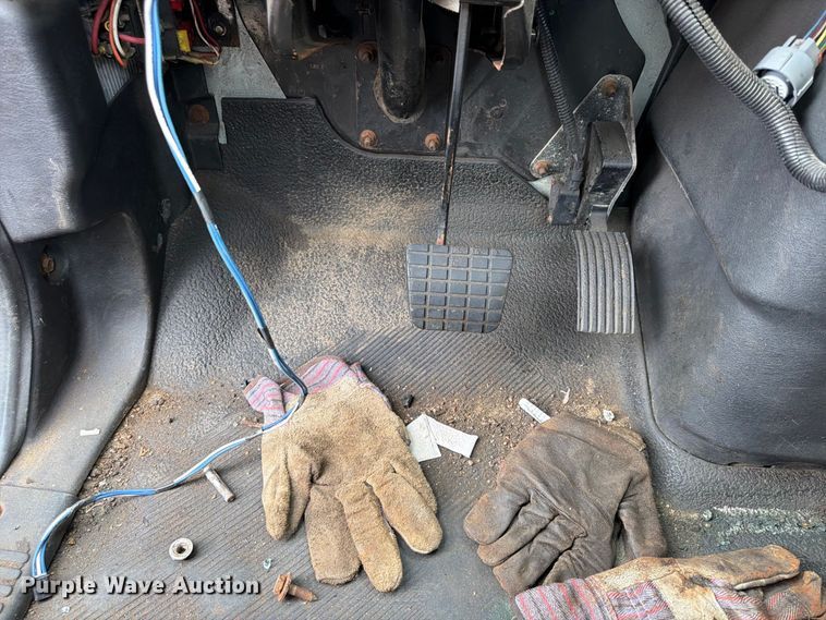 image for item FU4648 2005 International 7300 truck cab and chassis