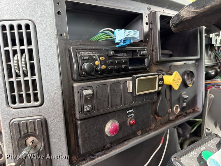 image for item FU4648 2005 International 7300 truck cab and chassis