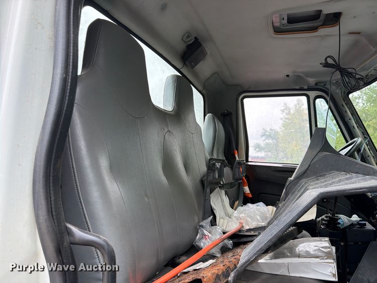image for item FU4648 2005 International 7300 truck cab and chassis