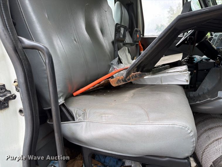 image for item FU4648 2005 International 7300 truck cab and chassis