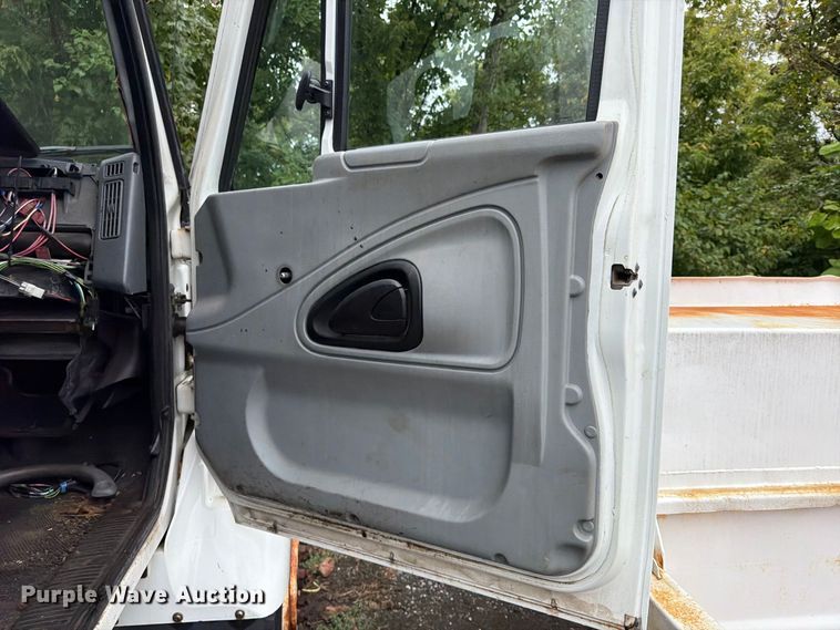image for item FU4648 2005 International 7300 truck cab and chassis