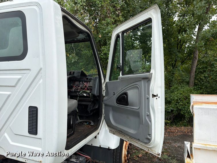 image for item FU4648 2005 International 7300 truck cab and chassis