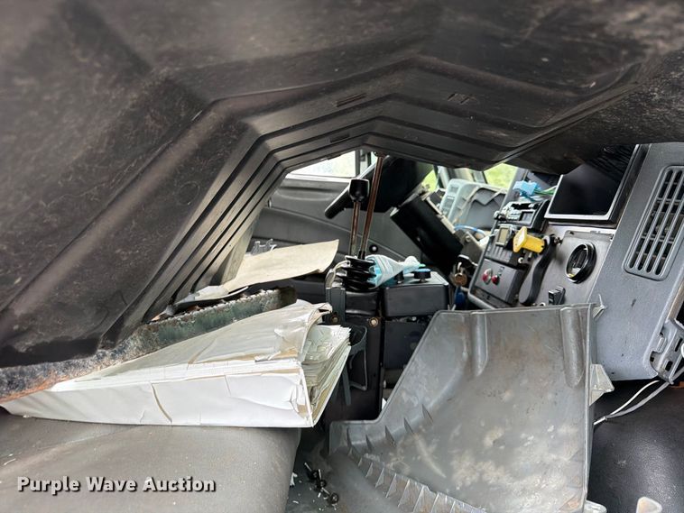 image for item FU4648 2005 International 7300 truck cab and chassis