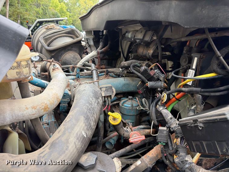 image for item FU4648 2005 International 7300 truck cab and chassis