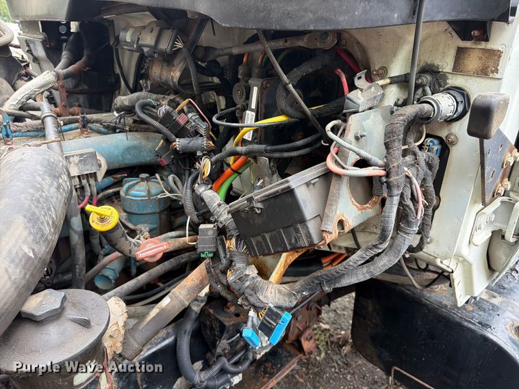 image for item FU4648 2005 International 7300 truck cab and chassis