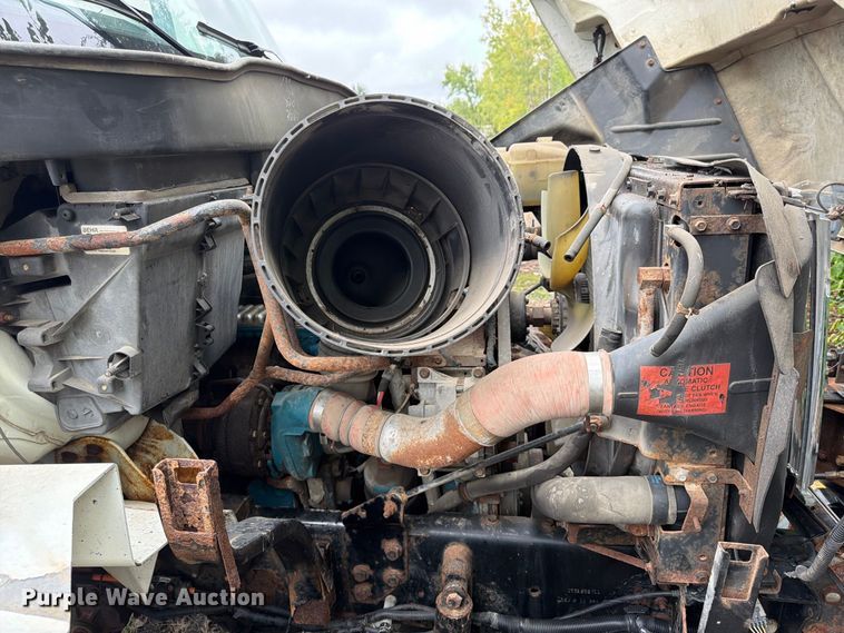 image for item FU4648 2005 International 7300 truck cab and chassis