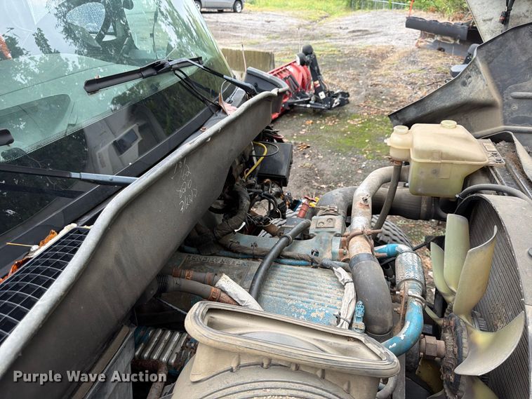 image for item FU4648 2005 International 7300 truck cab and chassis