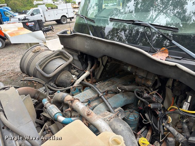 image for item FU4648 2005 International 7300 truck cab and chassis