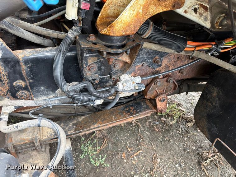 image for item FU4648 2005 International 7300 truck cab and chassis