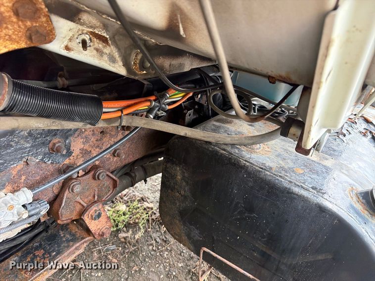 image for item FU4648 2005 International 7300 truck cab and chassis