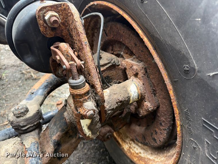 image for item FU4648 2005 International 7300 truck cab and chassis