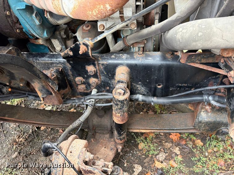 image for item FU4648 2005 International 7300 truck cab and chassis