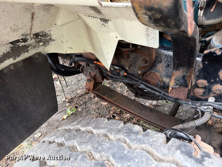 image for item FU4648 2005 International 7300 truck cab and chassis