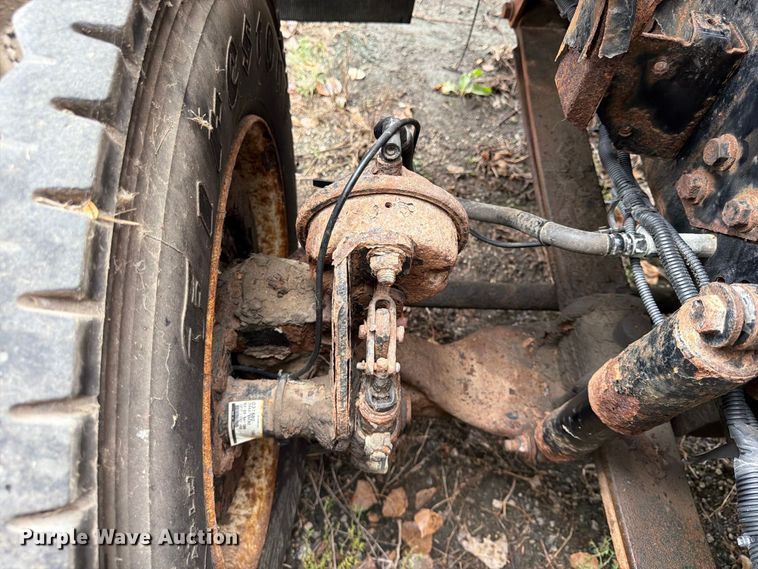 image for item FU4648 2005 International 7300 truck cab and chassis