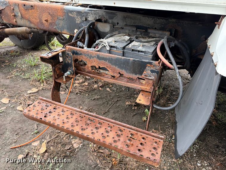 image for item FU4648 2005 International 7300 truck cab and chassis