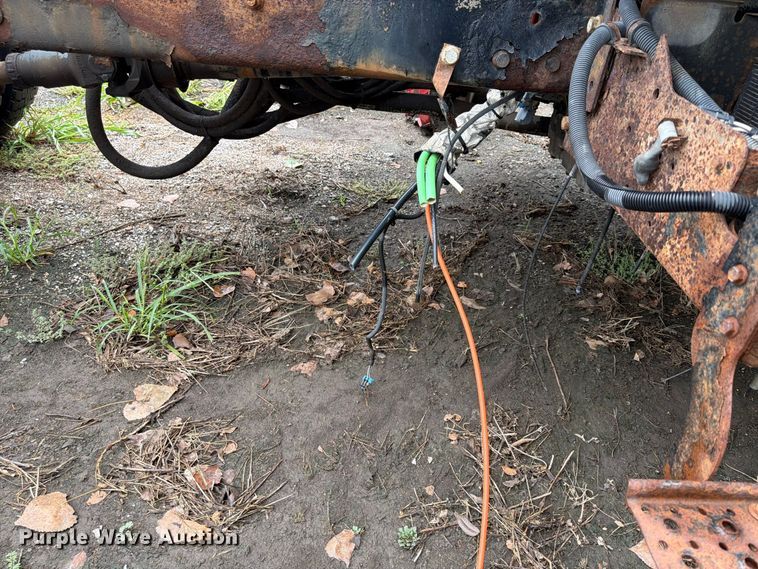 image for item FU4648 2005 International 7300 truck cab and chassis