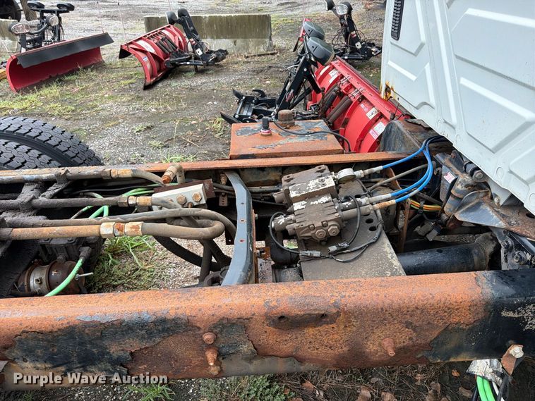 image for item FU4648 2005 International 7300 truck cab and chassis