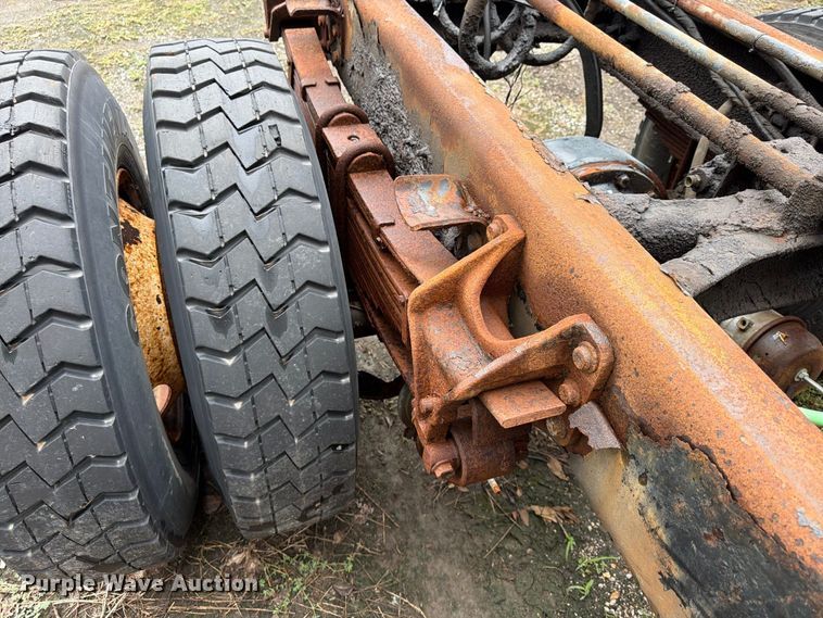 image for item FU4648 2005 International 7300 truck cab and chassis