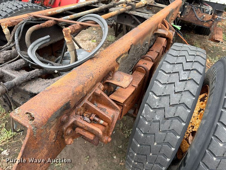 image for item FU4648 2005 International 7300 truck cab and chassis