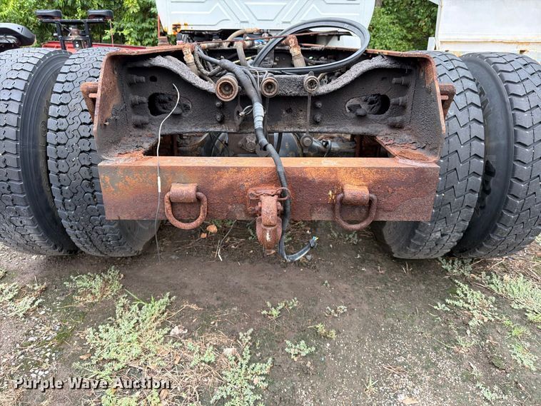 image for item FU4648 2005 International 7300 truck cab and chassis