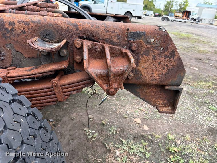 image for item FU4648 2005 International 7300 truck cab and chassis