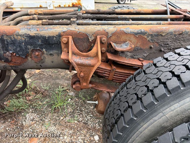 image for item FU4648 2005 International 7300 truck cab and chassis