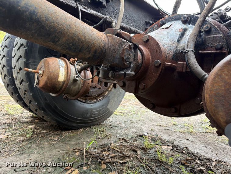 image for item FU4648 2005 International 7300 truck cab and chassis