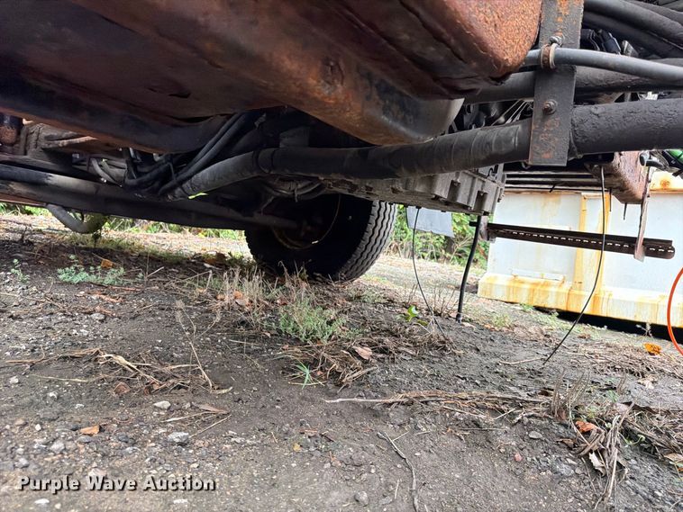 image for item FU4648 2005 International 7300 truck cab and chassis