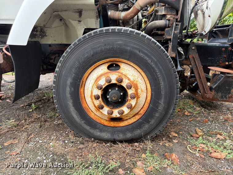 image for item FU4648 2005 International 7300 truck cab and chassis