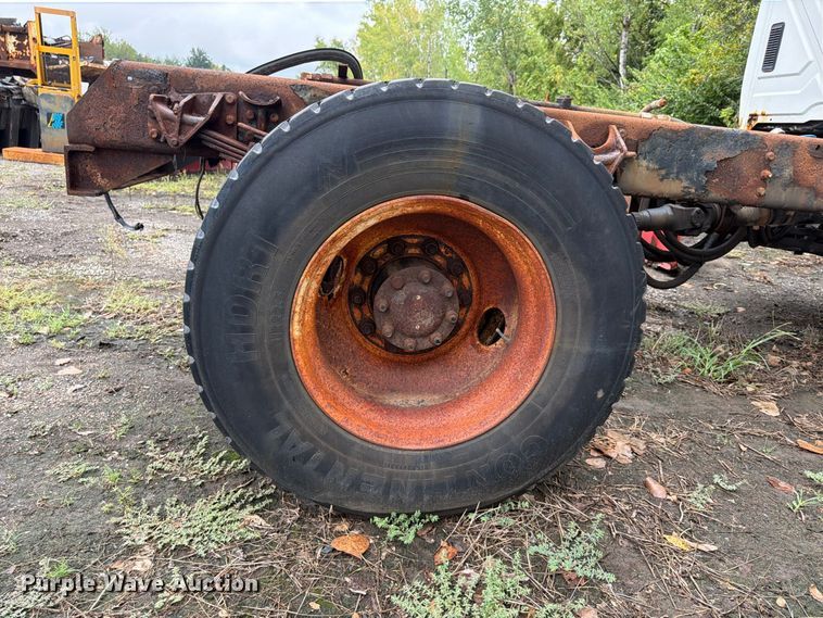 image for item FU4648 2005 International 7300 truck cab and chassis