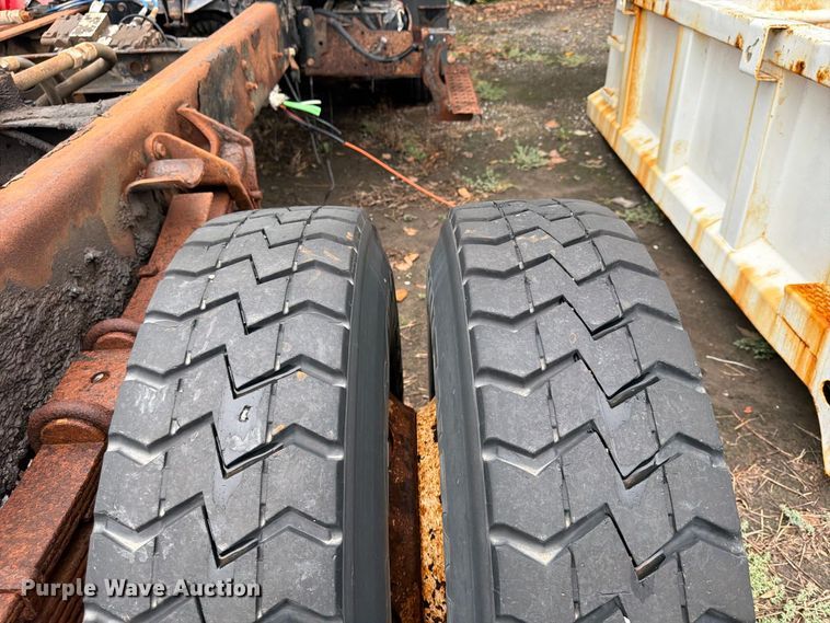 image for item FU4648 2005 International 7300 truck cab and chassis