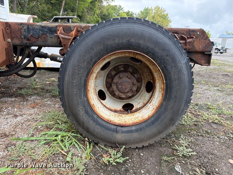 image for item FU4648 2005 International 7300 truck cab and chassis
