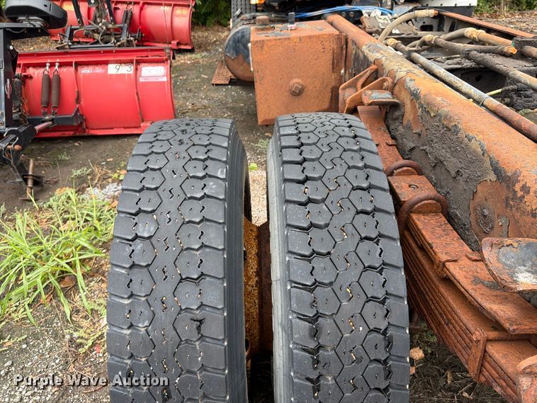 image for item FU4648 2005 International 7300 truck cab and chassis