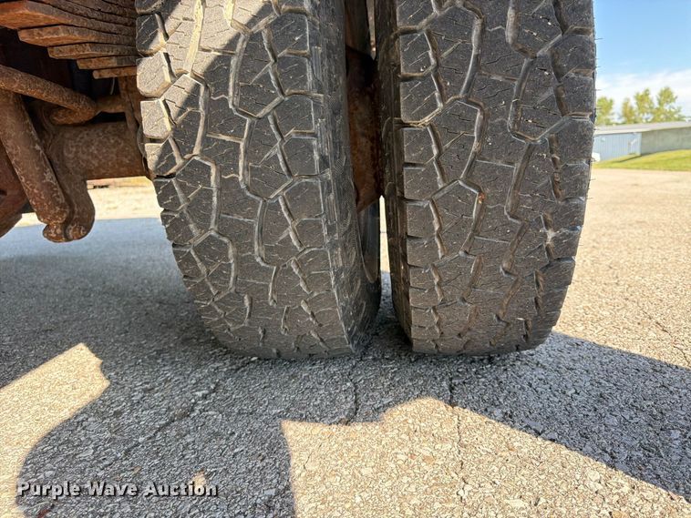 image for item FU4668 1999 Ford F350  Super Duty dump bed pickup truck