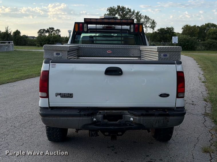 image for item FU4670 2000 Ford F250 Super Duty XL pickup truck